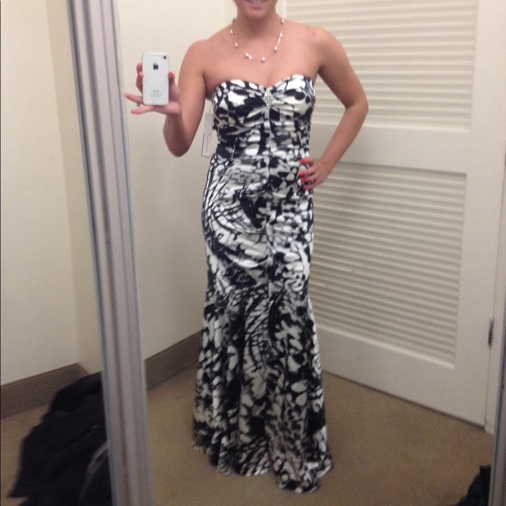 Formal Black and White Center Rouched Dress Sz 4P